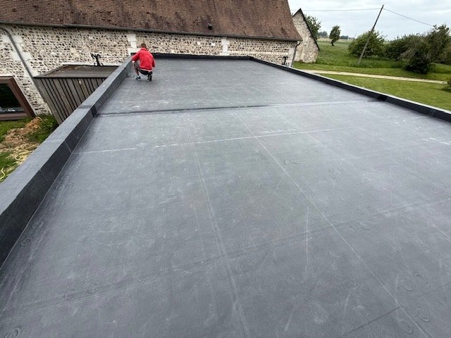 Jl-couverture - Quel revêtement choisir pour un toit plat étanche, isolant et prêt à accueillir des panneaux solaires en 2025 ? - Featured Image 1